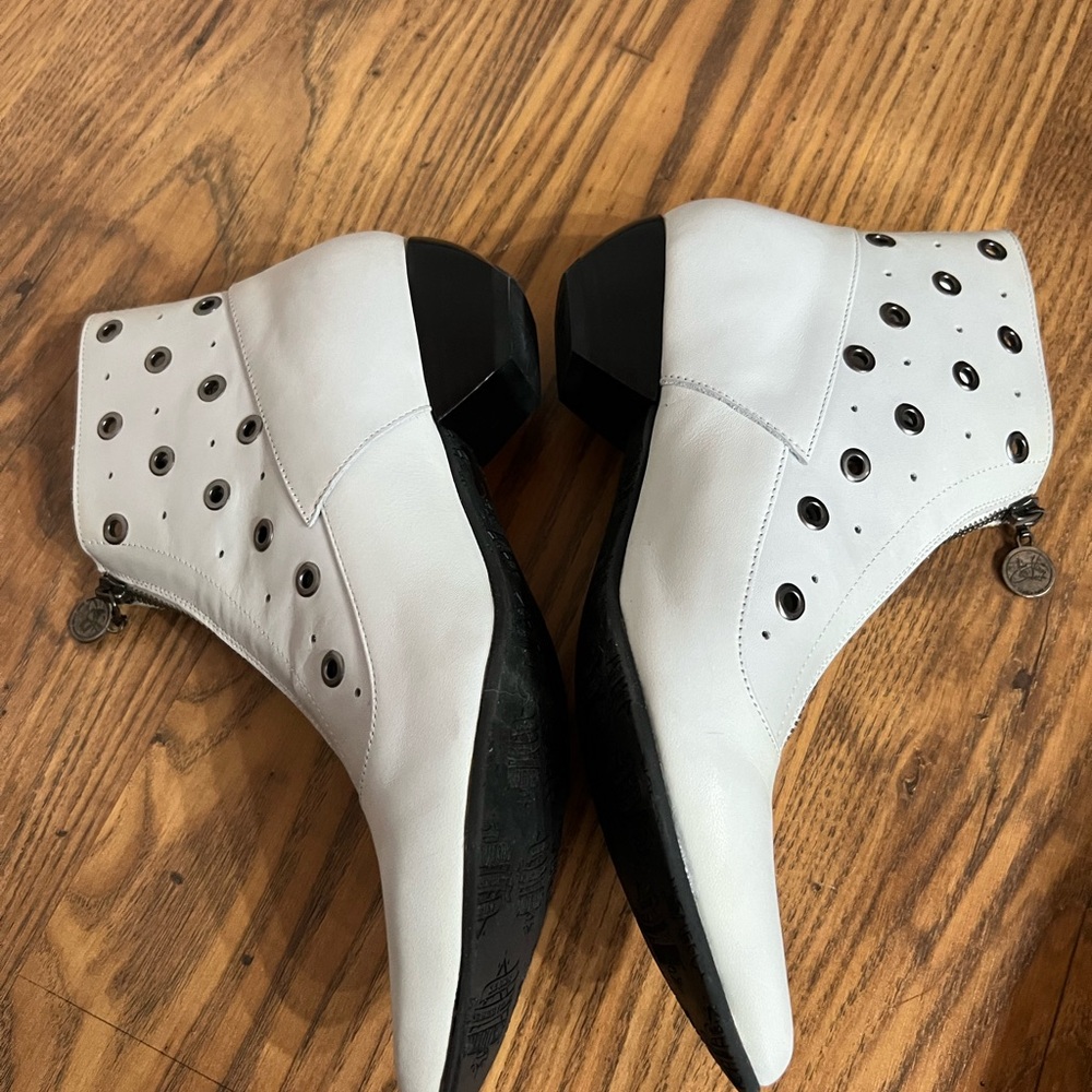 Fluevog Truth "Susie" zippered booties, white, size 7 - Picture 3 of 6